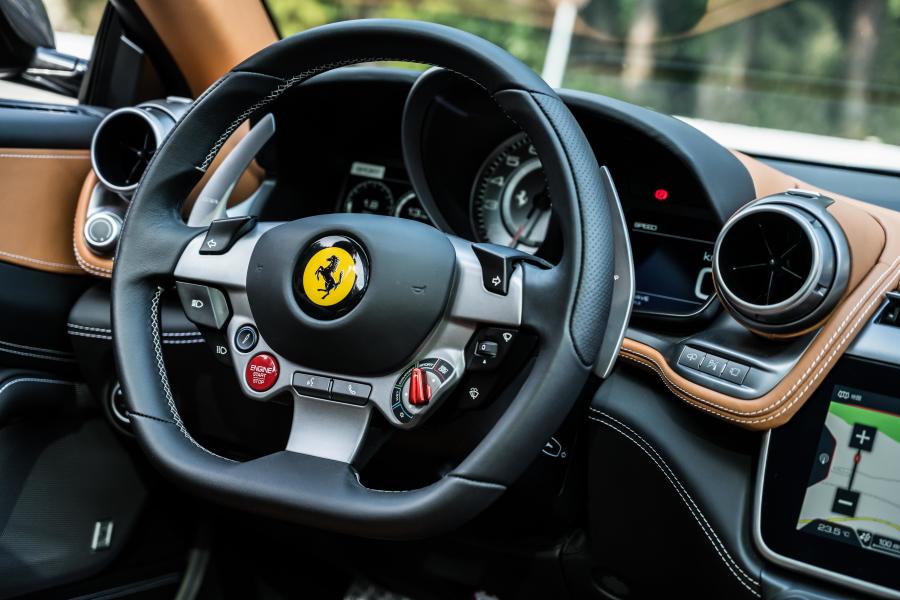 Панель приборов Ferrari GTC4Lusso 2016 года  (JP) (фото 21 из 24)